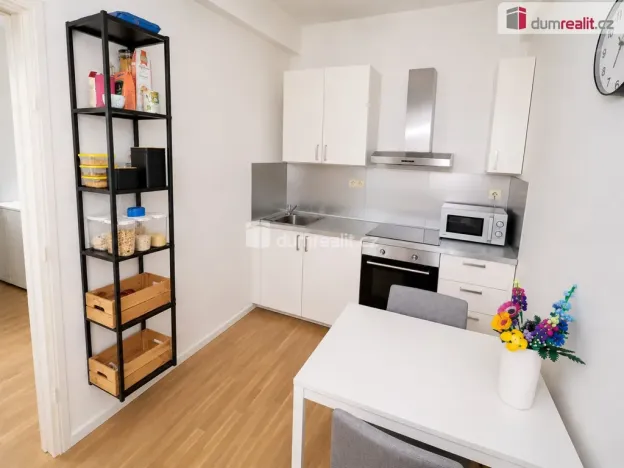 Pronájem bytu 1+1, Praha - Bubeneč, náměstí Interbrigády, 29 m2