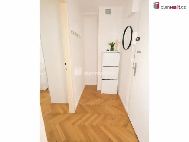 Pronájem bytu 1+1, Praha - Bubeneč, náměstí Interbrigády, 29 m2