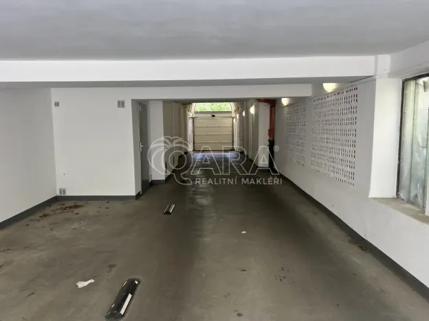 Pronájem garážového stání, Praha - Vinohrady, Šafaříkova, 12 m2