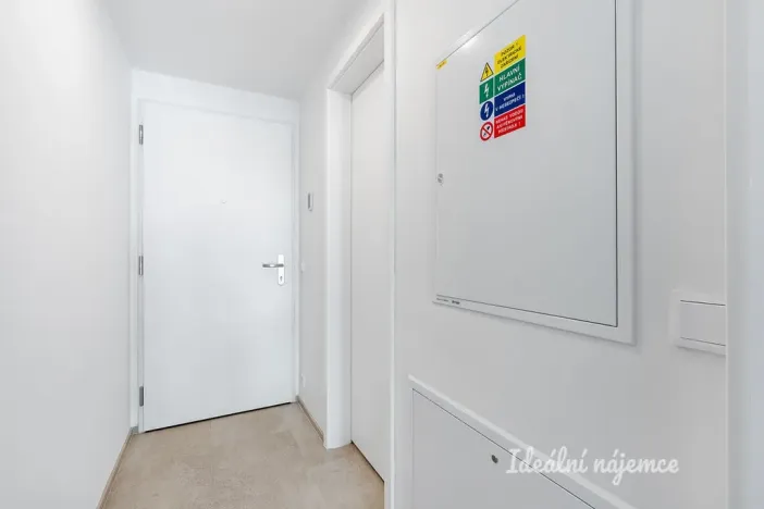 Pronájem bytu 1+kk, Praha - Smíchov, Plzeňská, 29 m2
