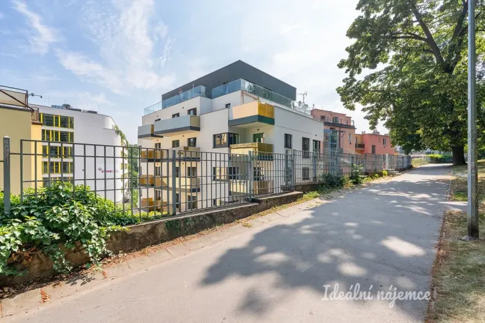 Pronájem bytu 1+kk, Praha - Smíchov, Plzeňská, 29 m2