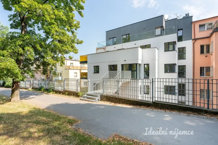 Pronájem bytu 1+kk, Praha - Smíchov, Plzeňská, 29 m2