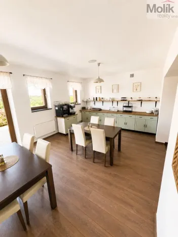 Pronájem restaurace, Bitozeves, 824 m2