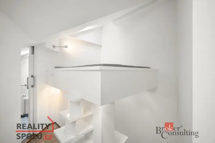 Pronájem bytu 1+kk, Praha - Vršovice, Bulharská, 58 m2