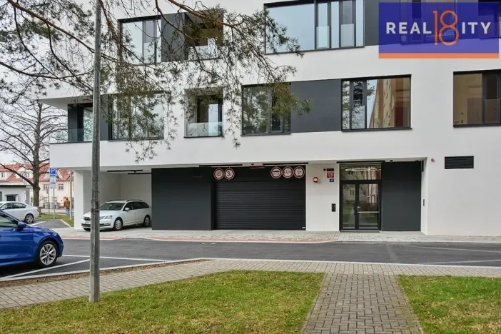 Pronájem garážového stání, Praha, U Petřin, 12 m2