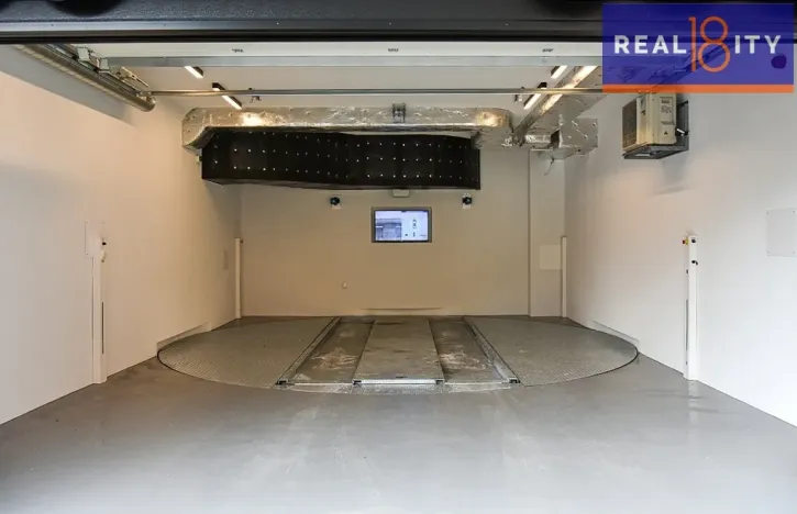 Pronájem garážového stání, Praha, U Petřin, 12 m2