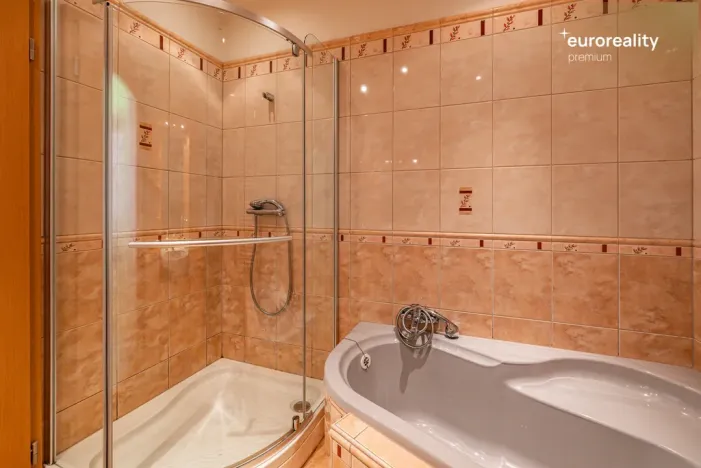 Prodej vícegeneračního domu, Kraslice, Pod nádražím, 259 m2