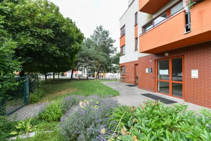 Prodej obchodního prostoru, Jesenice, Cedrová, 56 m2