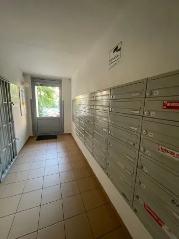 Prodej bytu 2+kk, Praha, Bazovského, 42 m2