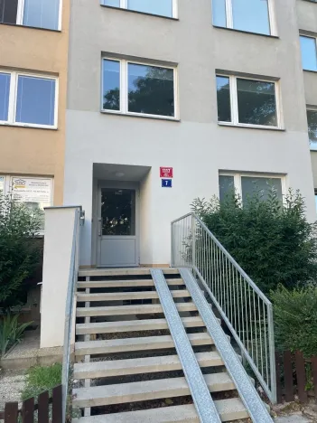 Prodej bytu 2+kk, Praha, Bazovského, 42 m2