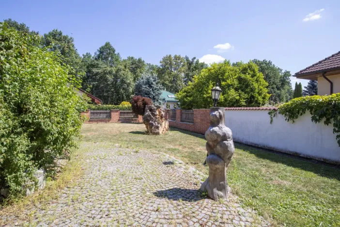 Prodej rodinného domu, Sezemice - Veská, 400 m2