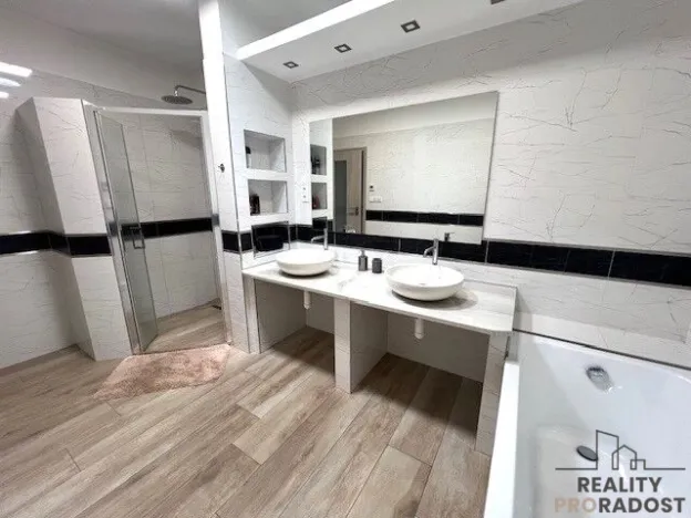 Pronájem rodinného domu, Šardice, 172 m2
