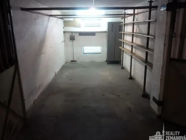 Pronájem garážového stání, Praha - Podolí, Kubištova, 16 m2