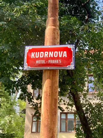 Pronájem garážového stání, Praha - Motol, Kudrnova, 18 m2