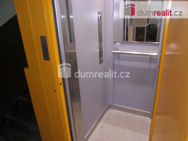 Pronájem bytu 2+1, Karlovy Vary, Charkovská, 48 m2