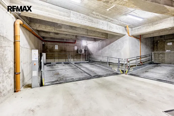 Pronájem garážového stání, Karlovy Vary, Zámecký vrch, 21 m2