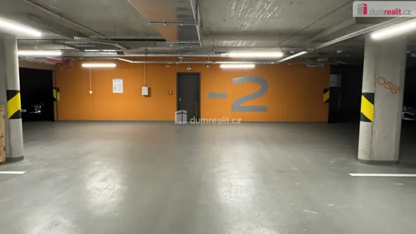 Pronájem garáže, Praha - Radlice, U Komína, 8772 m2