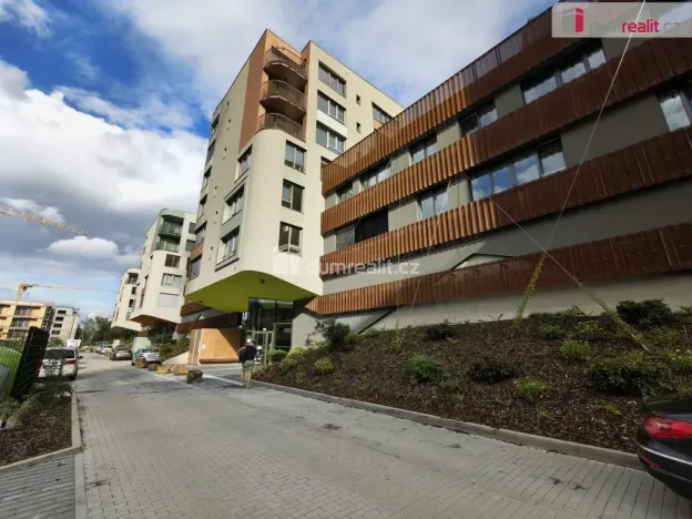 Pronájem garáže, Praha - Radlice, U Komína, 8772 m2
