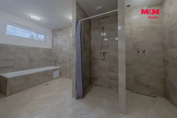 Pronájem rodinného domu, Vrátno, 302 m2