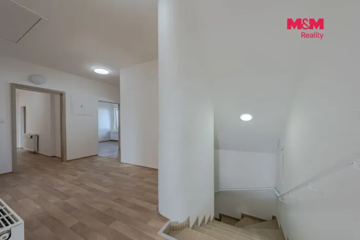 Pronájem rodinného domu, Vrátno, 302 m2