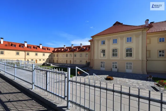 Pronájem bytu 1+kk, Jince, Slavíkova, 27 m2