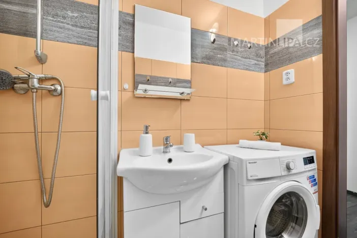 Prodej bytu 2+kk, Praha - Kobylisy, Famfulíkova, 43 m2