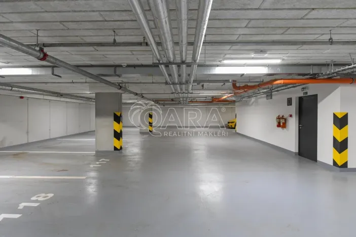 Pronájem garážového stání, Benešov, Suchánkova, 16 m2