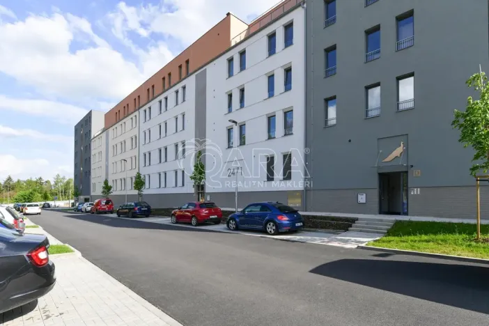 Pronájem garážového stání, Benešov, Suchánkova, 16 m2