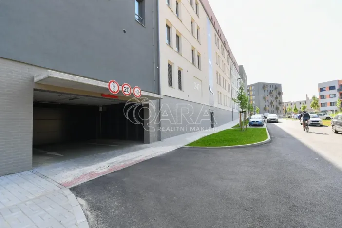 Pronájem garážového stání, Benešov, Suchánkova, 16 m2