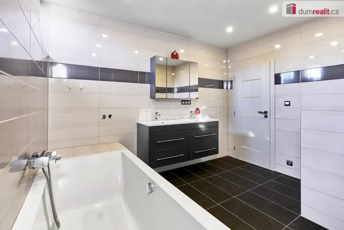 Prodej rodinného domu, Nová Role - Mezirolí, 136 m2
