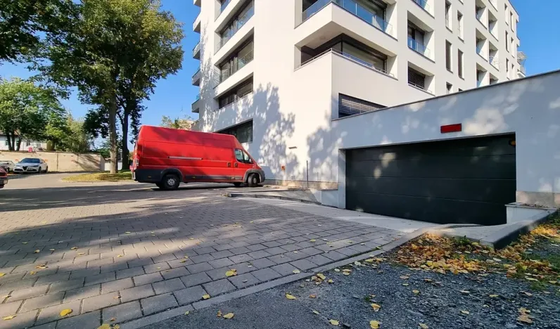 Pronájem garážového stání, Brno, Slepá, 10 m2