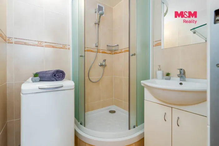 Prodej bytu 2+1, Hostinné, Sídliště, 68 m2