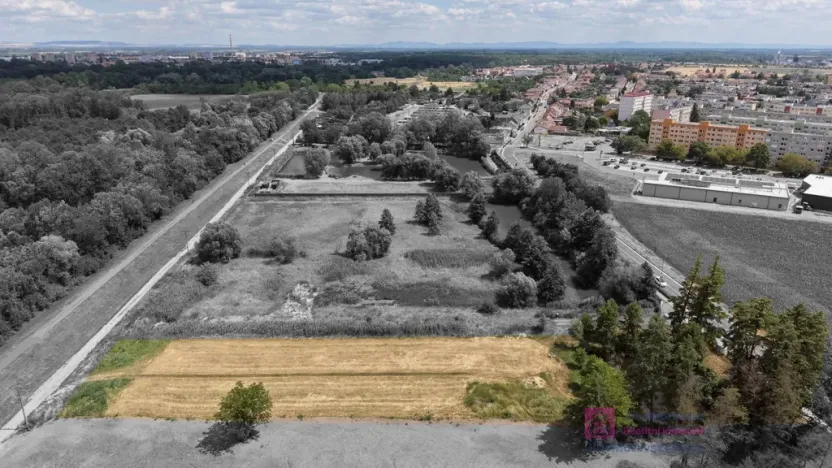 Prodej komerčního pozemku, Břeclav - Poštorná, 4463 m2