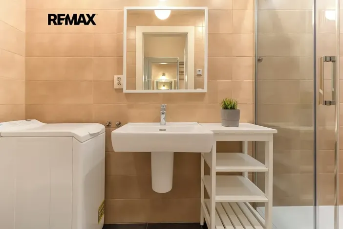 Pronájem bytu 1+kk, Praha - Smíchov, Zborovská, 35 m2
