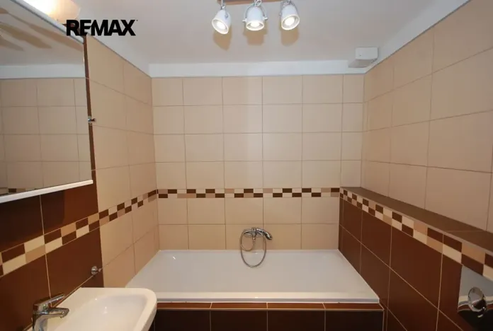 Pronájem bytu 1+kk, Velký Osek, U hřiště, 33 m2