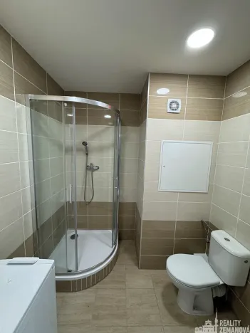 Pronájem bytu 1+kk, Praha - Troja, Svídnická, 28 m2