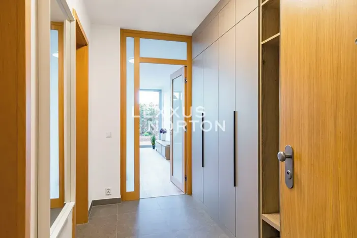 Pronájem bytu 2+kk, Praha - Prosek, Valečovská, 56 m2