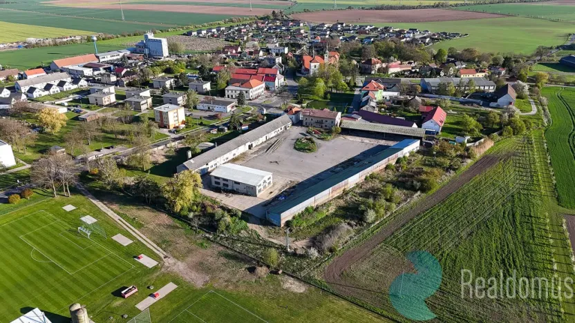 Prodej výrobních prostor, Chotětov, Husovo náměstí, 3000 m2