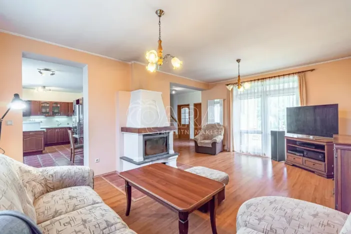 Prodej rodinného domu, Zlosyň, 209 m2