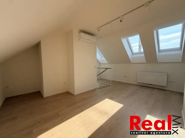 Pronájem bytu 3+kk, Pohořelice, U Kasáren, 69 m2