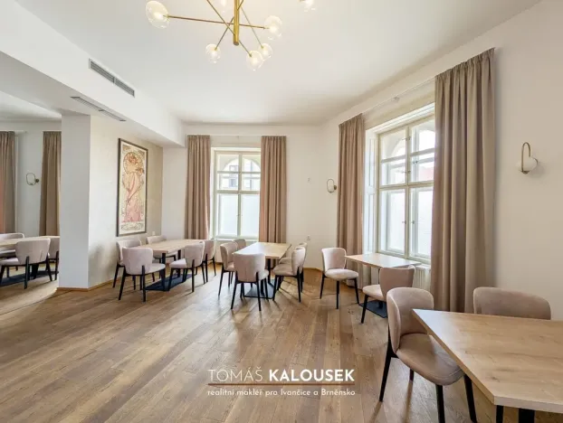 Pronájem restaurace, Ivančice, Tesařovo náměstí, 2319 m2