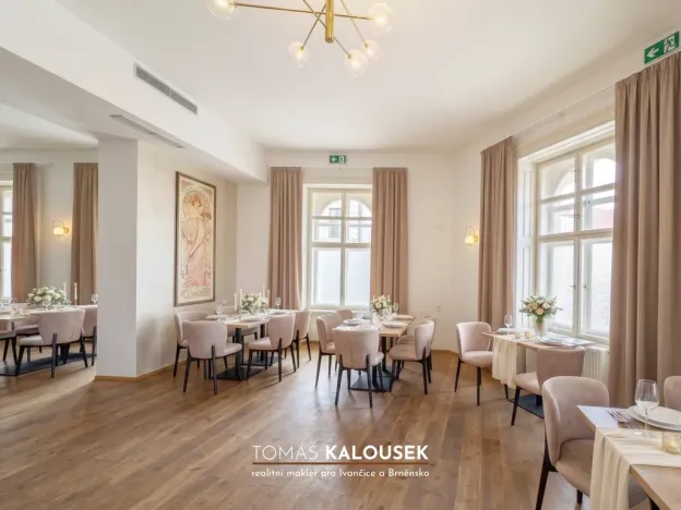 Pronájem restaurace, Ivančice, Tesařovo náměstí, 2319 m2