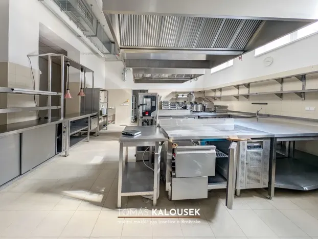 Pronájem restaurace, Ivančice, Tesařovo náměstí, 2319 m2