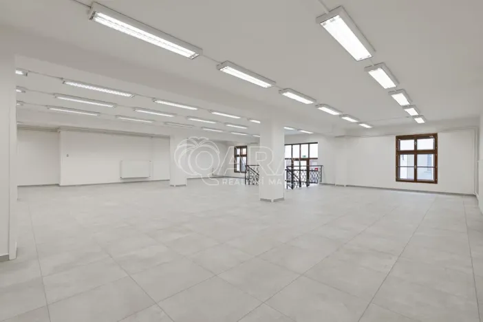 Pronájem obchodního prostoru, Nový Jičín, Masarykovo nám., 470 m2