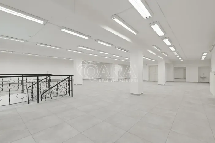 Pronájem obchodního prostoru, Nový Jičín, Masarykovo nám., 470 m2