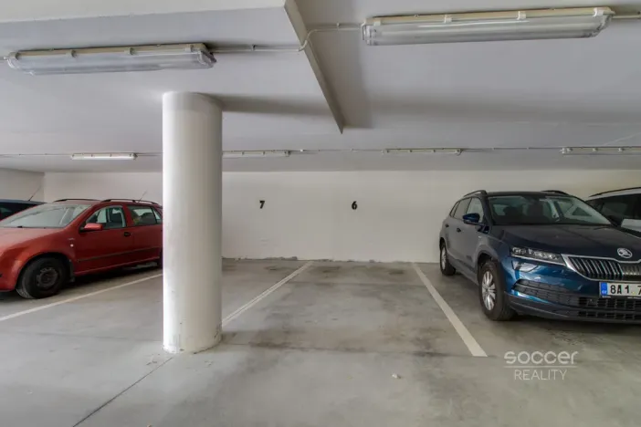 Pronájem garážového stání, Praha - Letňany, Stará náves, 15 m2