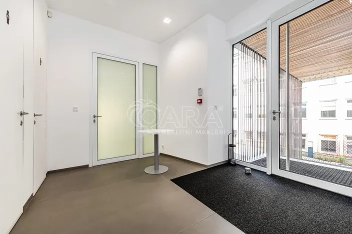 Pronájem obchodního prostoru, Praha - Žižkov, Jeseniova, 240 m2