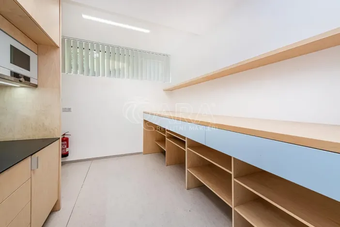 Pronájem obchodního prostoru, Praha - Žižkov, Jeseniova, 240 m2