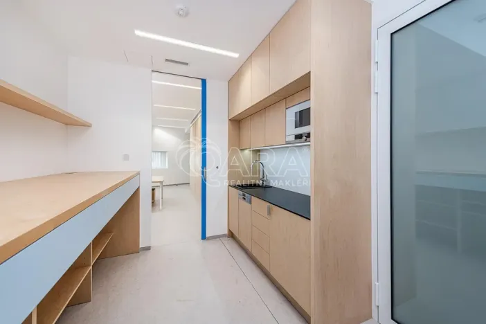 Pronájem obchodního prostoru, Praha - Žižkov, Jeseniova, 240 m2