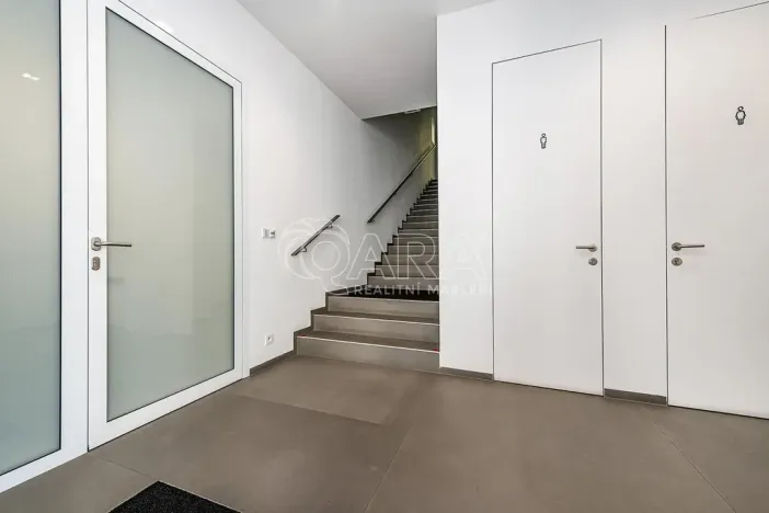 Pronájem obchodního prostoru, Praha - Žižkov, Jeseniova, 240 m2